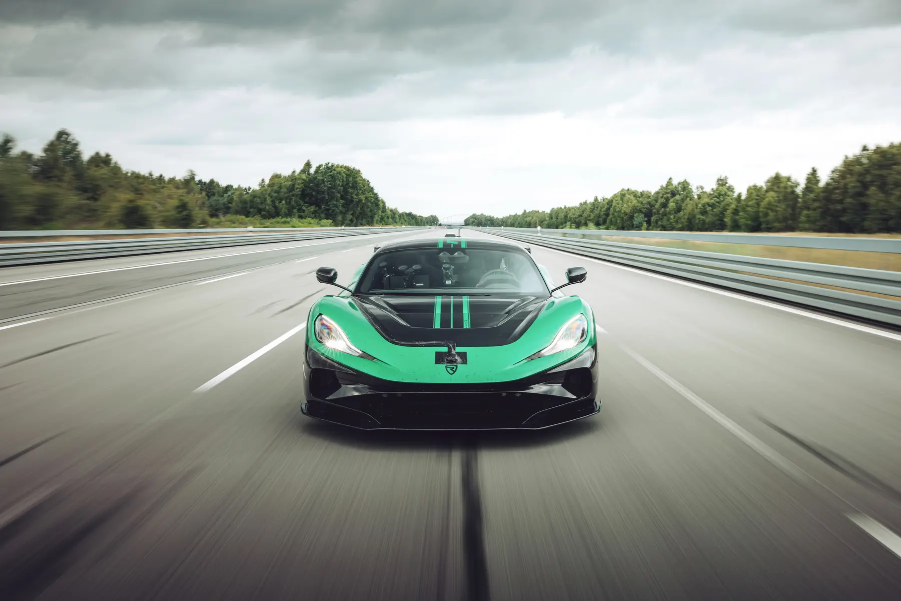 Yeşil Rimac Nevera R elektrikli hiper otomobil kapalı hız pistinde önden görünüm