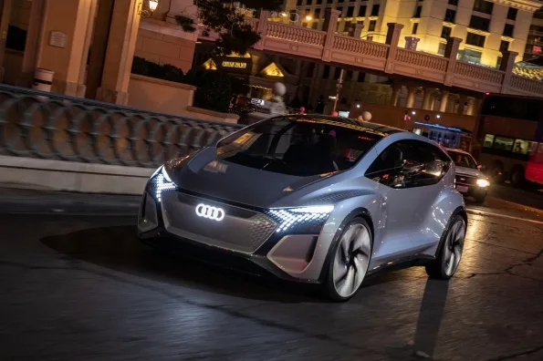 Audi AI:ME konsepti Las Vegas’ta gece yol alırken