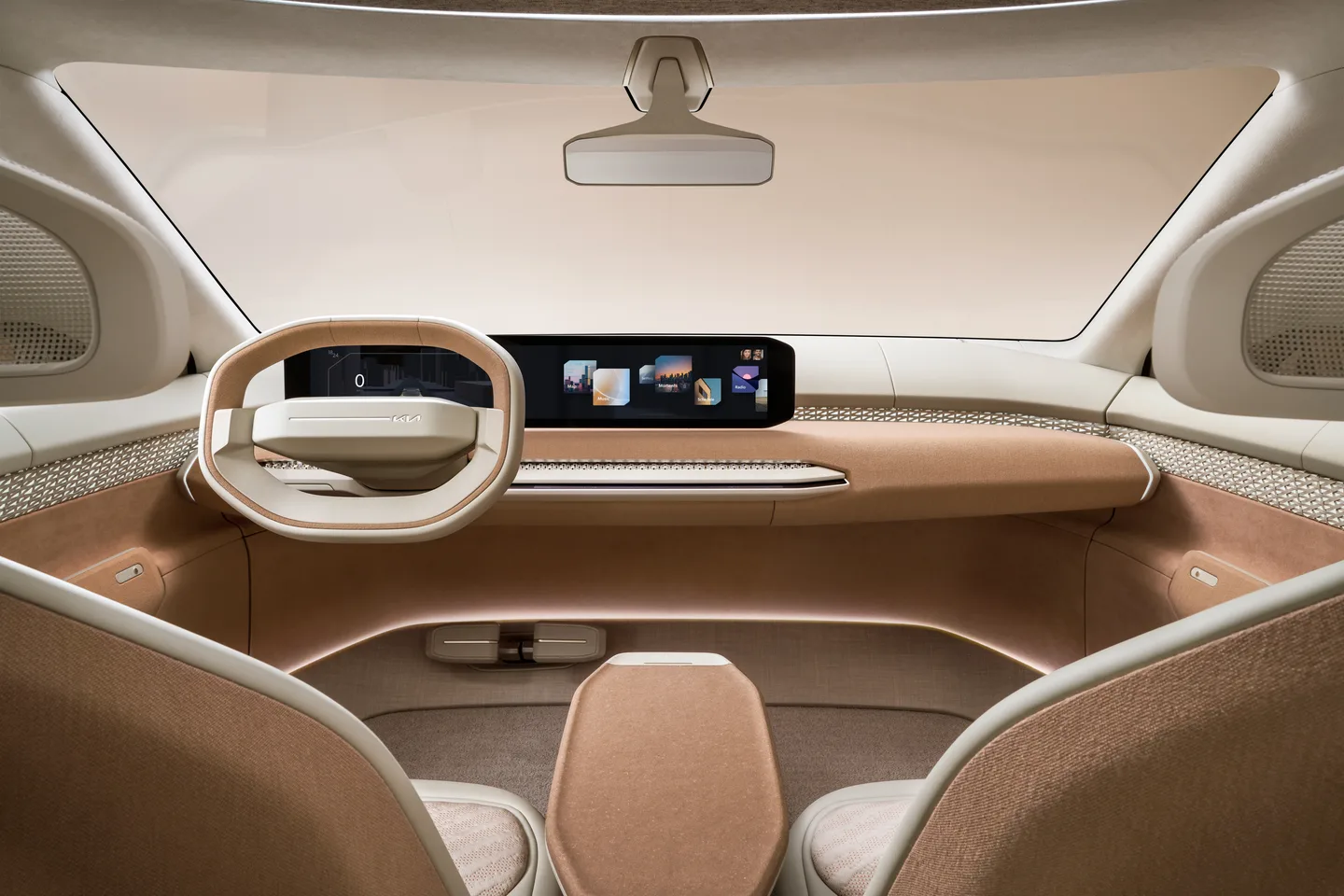 Kia Concept EV4’ün kahverengi ve krem renkli kokpiti