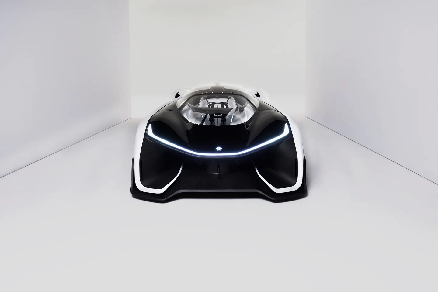 Beyaz Faraday Future FFZERO1’in tek kişilik kokpiti ve önden görünümü