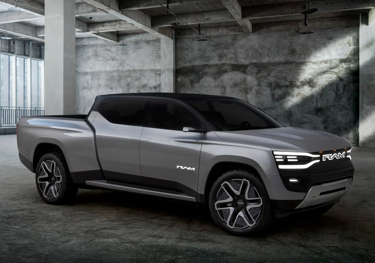 Ram 1500 Revolution BEV Concept’in kapalı bir mekânda önden ve yandan görünümü