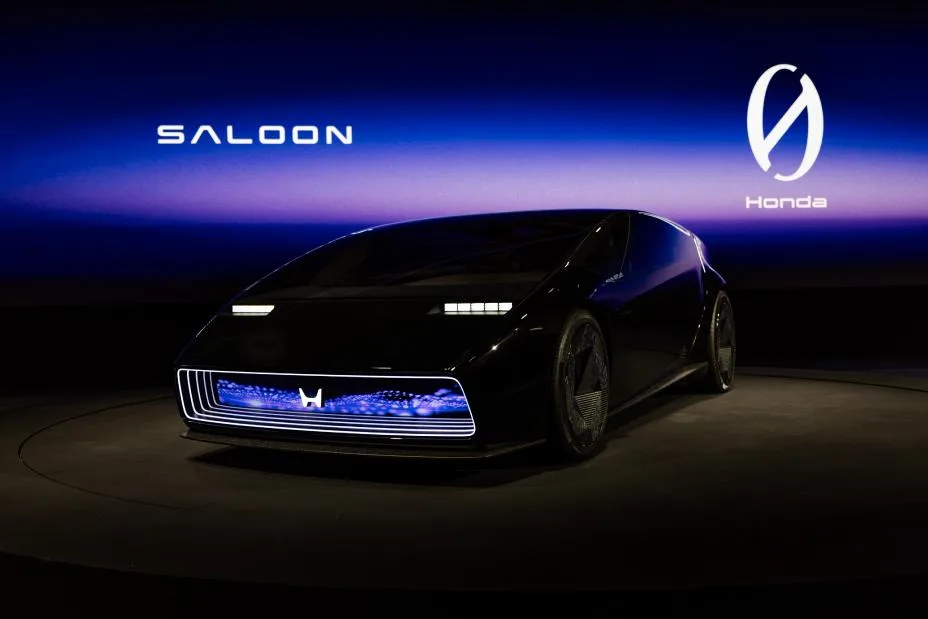 CES 2024 sahnesindeki alçak gövdeli Honda Saloon Concept