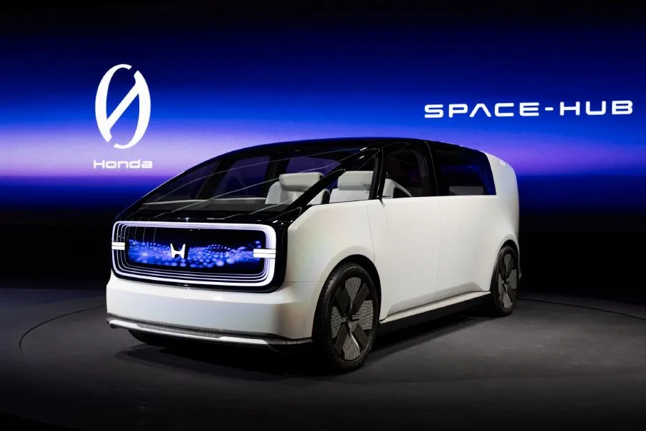 CES 2024 sahnesindeki geniş camlı Honda Space-Hub konsepti