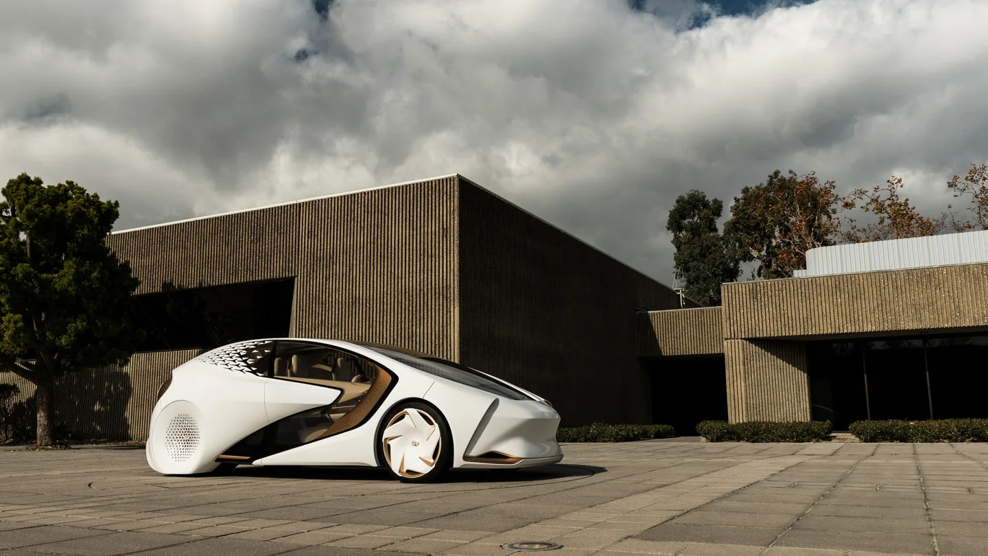 Kapıları açık Toyota Concept-i’nin yandan görünümü