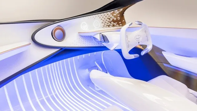 Toyota Concept-i’nin beyaz koltukları, direksiyonu ve ışıklı kokpiti