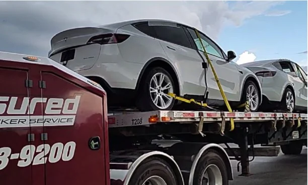 Sel hasarlı Tesla Model Y araçları platformlu çekicide