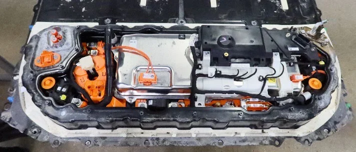 Tesla Model 3 ve Model Y batarya tasarımındaki açılmış elektronik bölme
