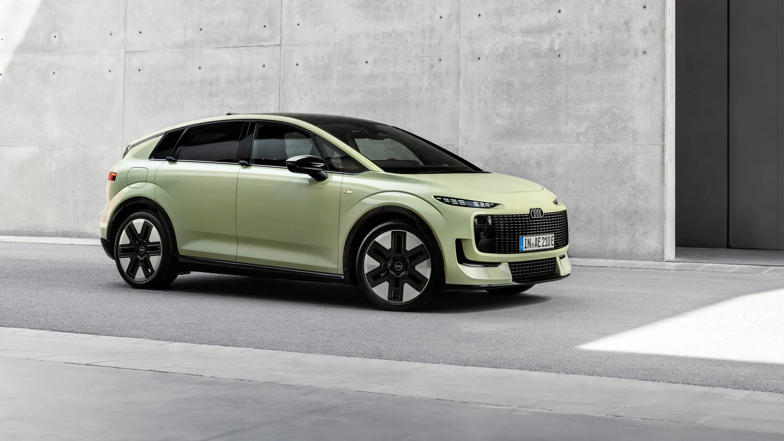 Audi A2 e-tron fıstık yeşili gövde, önden üç çeyrek görünüm