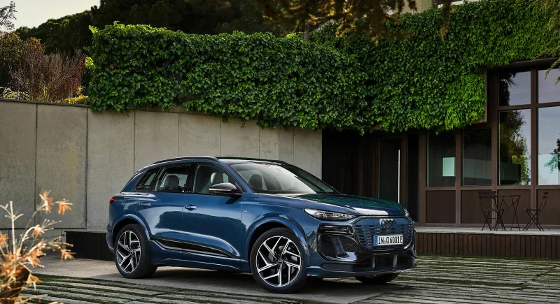 Mavi Audi Q6 E-tron Quattro, ön üç çeyrek görünüm