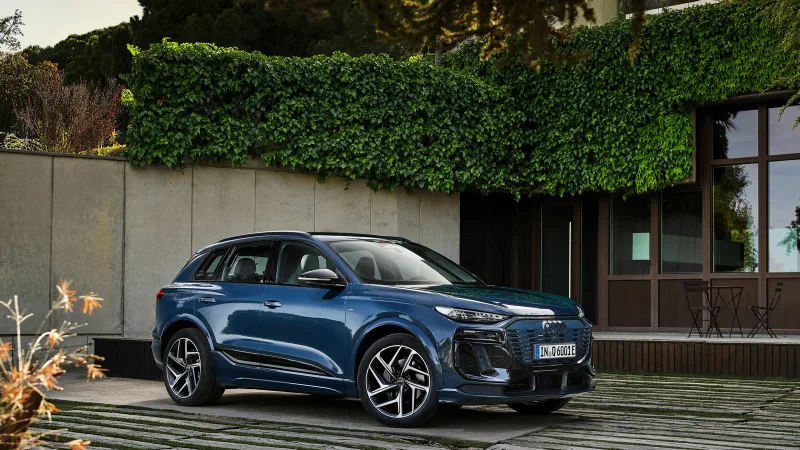 Mavi Audi Q6 E-tron Quattro, ön üç çeyrek görünüm
