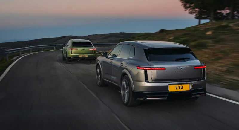 Bentley Torcal dağ yolunda önden üç çeyrek görünüm
