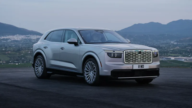 Bentley Torcal dağ yolunda önden üç çeyrek görünüm