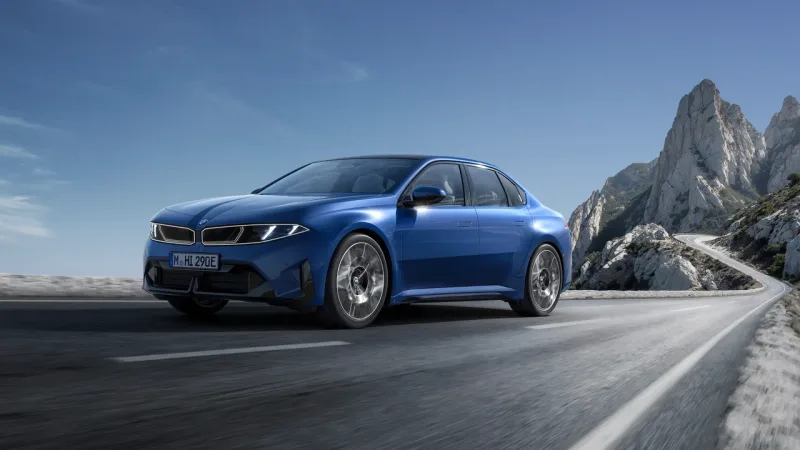 Mavi BMW i3 50 xDrive sahil yolunda önden üç çeyrek görünüm