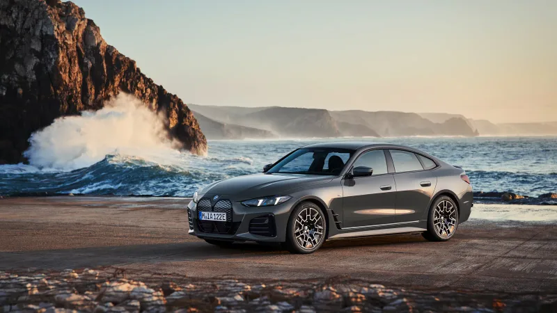 BMW i4 eDrive40, kıyıda önden üç çeyrek görünüm