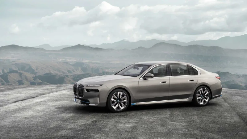 BMW i7 xDrive60, dağ manzarasında önden üç çeyrek görünüm