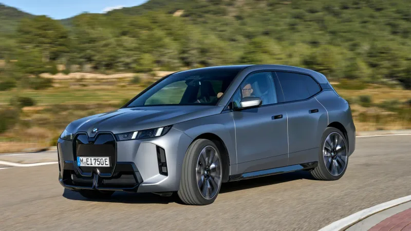 BMW iX xDrive60, yolda önden üç çeyrek görünüm