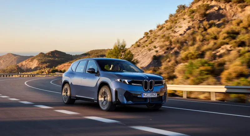 Mavi BMW iX3 50 xDrive önden üç çeyrek görünüm