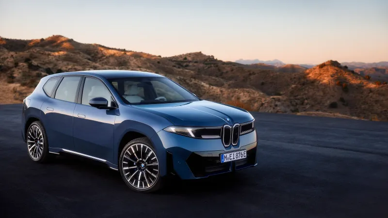 Mavi BMW iX3 50 xDrive önden üç çeyrek görünüm