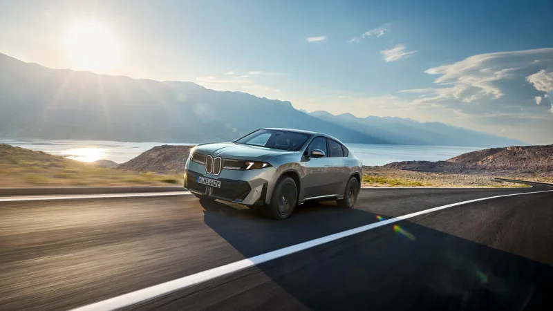 BMW iX4 50 xDrive yolda önden üç çeyrek görünüm