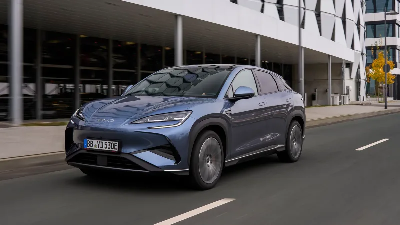 BYD SEALION 7, şehir yolunda önden üç çeyrek görünüm