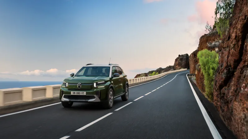 Citroën ë-C3 Aircross, sahil yolunda önden üç çeyrek görünüm