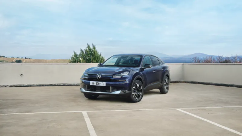 Citroën ë-C4 X, açık otoparkta önden üç çeyrek görünüm