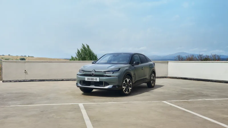Citroën ë-C4, açık otoparkta önden üç çeyrek görünüm
