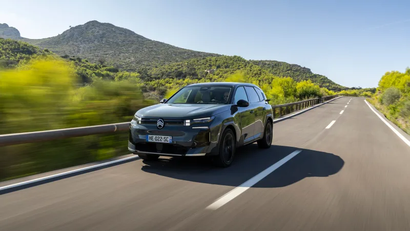 Citroën ë-C5 Aircross, doğal çevrede önden üç çeyrek görünüm
