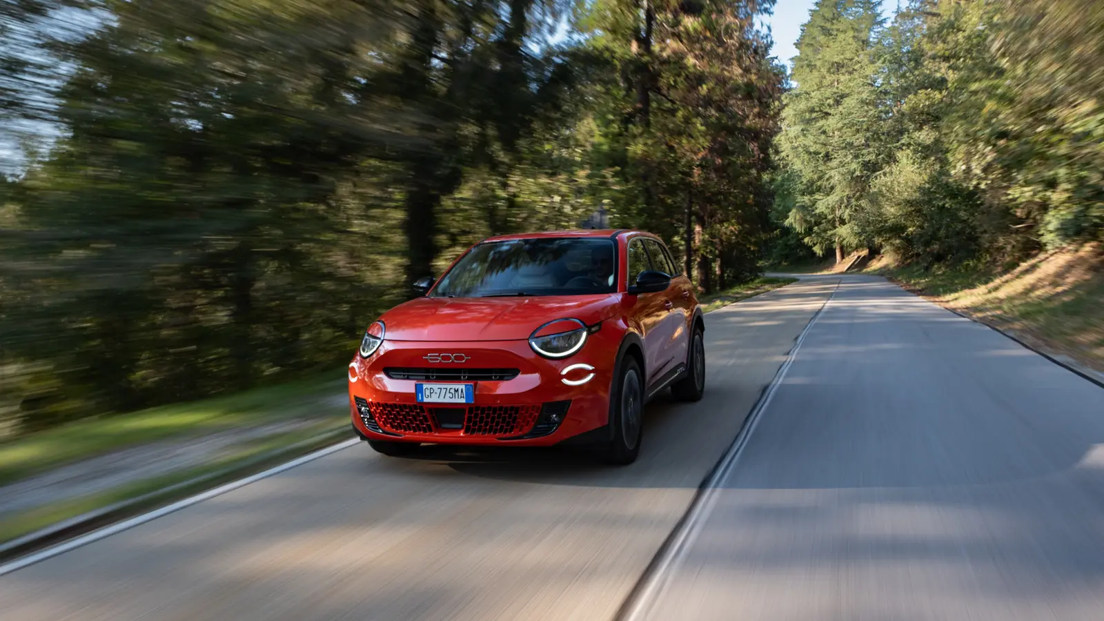 Fiat 600e La Prima resmî yol sahnesinde ön görünümü