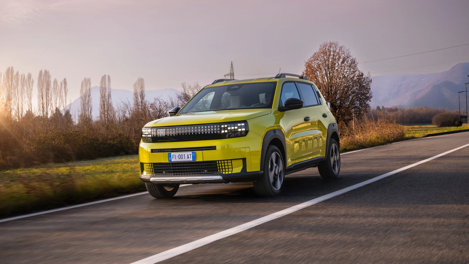 Limone Sarı Fiat Grande Panda Elektrik açık yolda ön üç çeyrek görünümü