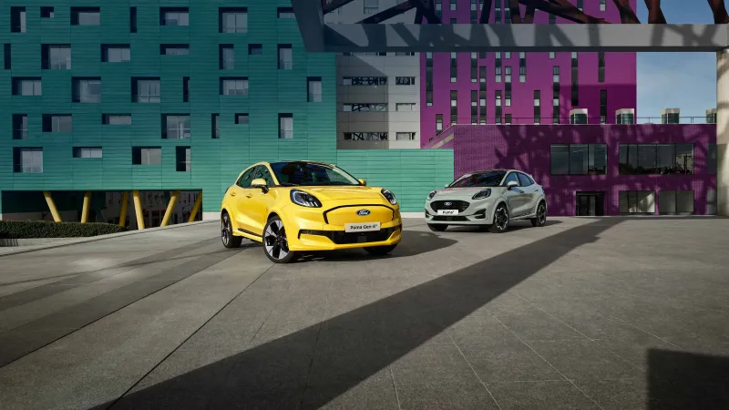 Sarı Ford Puma Gen-E şehir yolunda ön üç çeyrek görünümü