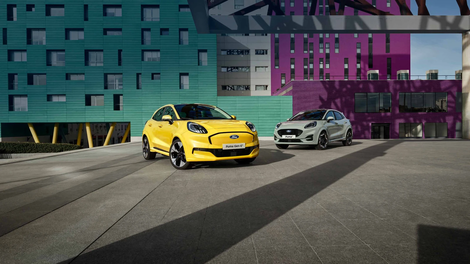 Sarı Ford Puma Gen-E şehir yolunda ön üç çeyrek görünümü