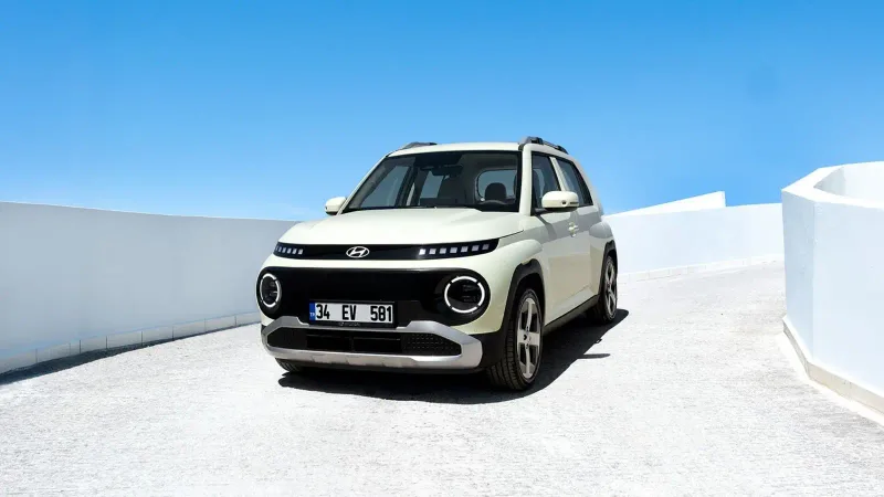 Natür Beyaz Hyundai INSTER ön üç çeyrek görünümü