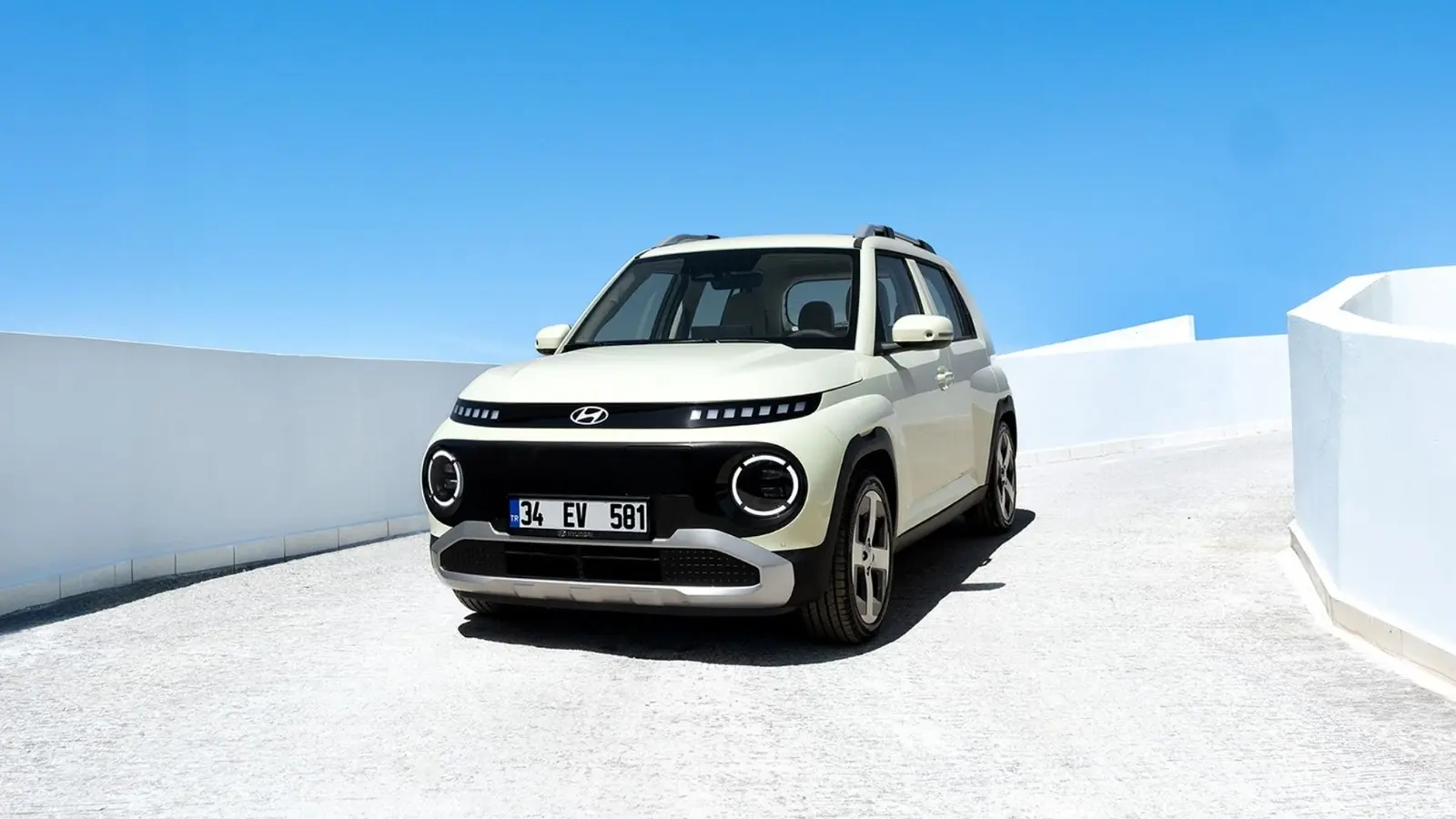 Natür Beyaz Hyundai INSTER ön üç çeyrek görünümü