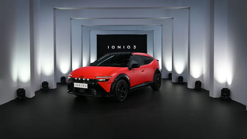Kırmızı Hyundai IONIQ 3 ön üç çeyrek görünümü
