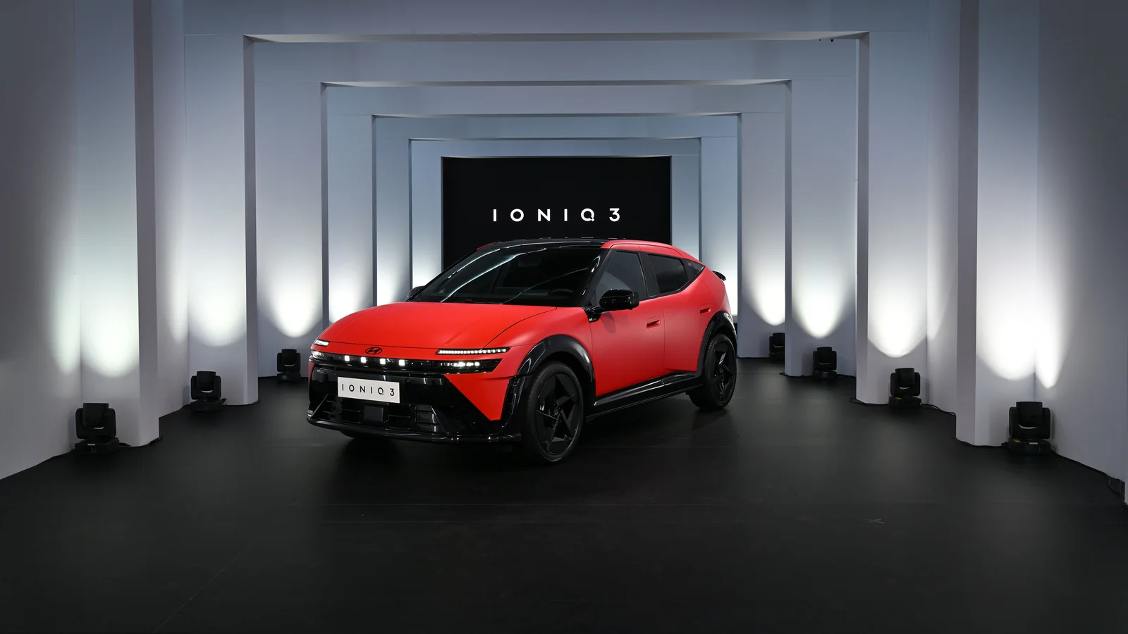 Kırmızı Hyundai IONIQ 3 ön üç çeyrek görünüm