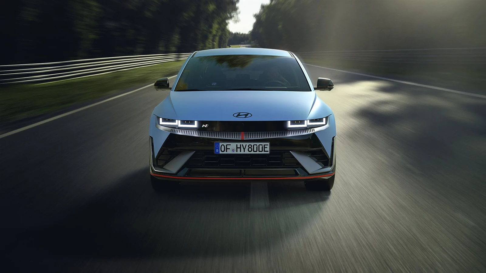 Doğal yolda Performans Mavisi Hyundai IONIQ 5 N önden sürüş görünümü