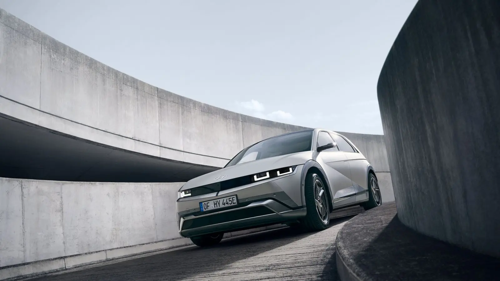 Galaktik Gri Hyundai IONIQ 5 ön üç çeyrek görünümü