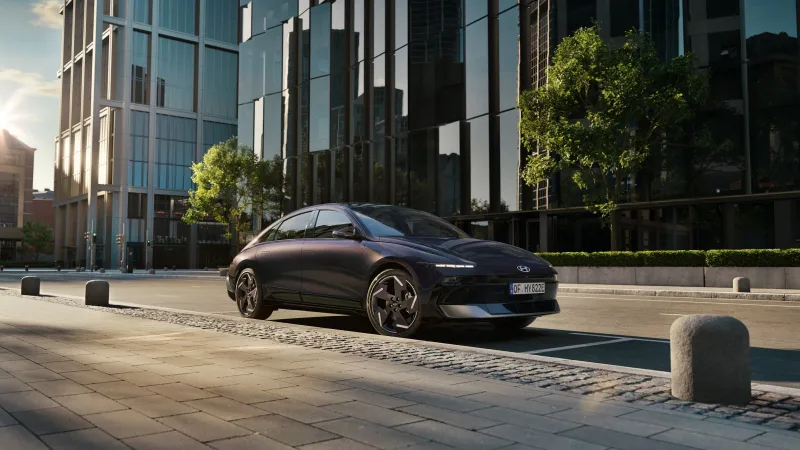 Yeni Hyundai IONIQ 6 şehir yapıları önünde ön üç çeyrek görünümü