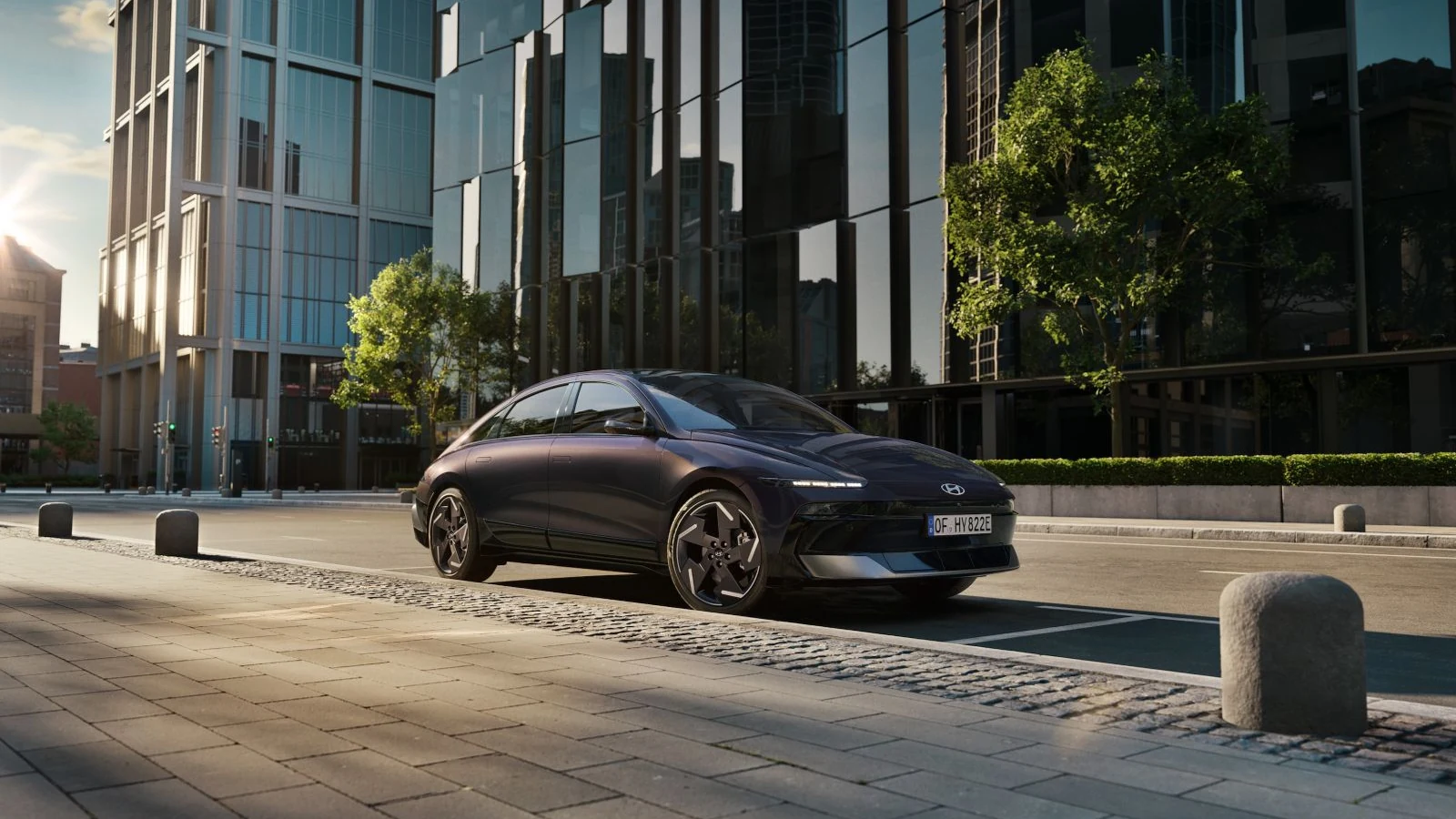 Yeni Hyundai IONIQ 6 şehir yapıları önünde ön üç çeyrek görünümü