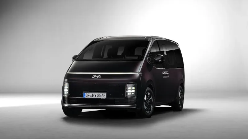 Hyundai STARIA Electric önden üç çeyrek görünümü