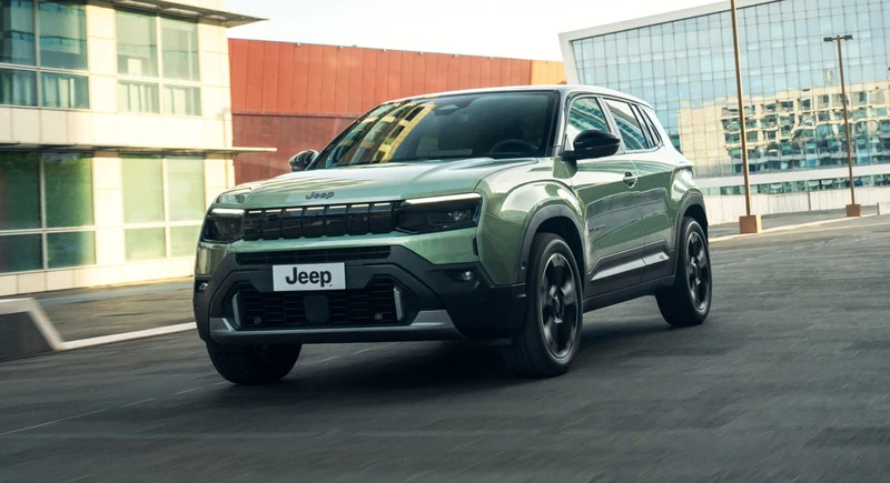 Yeşil Jeep Avenger Elektrikli Summit’in ön çapraz görünümü