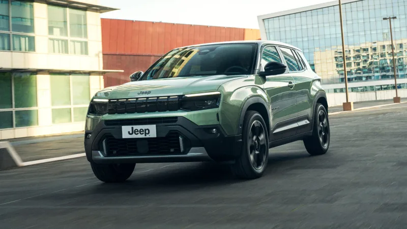 Yeşil Jeep Avenger Elektrikli Summit’in şehirde ön çapraz görünümü