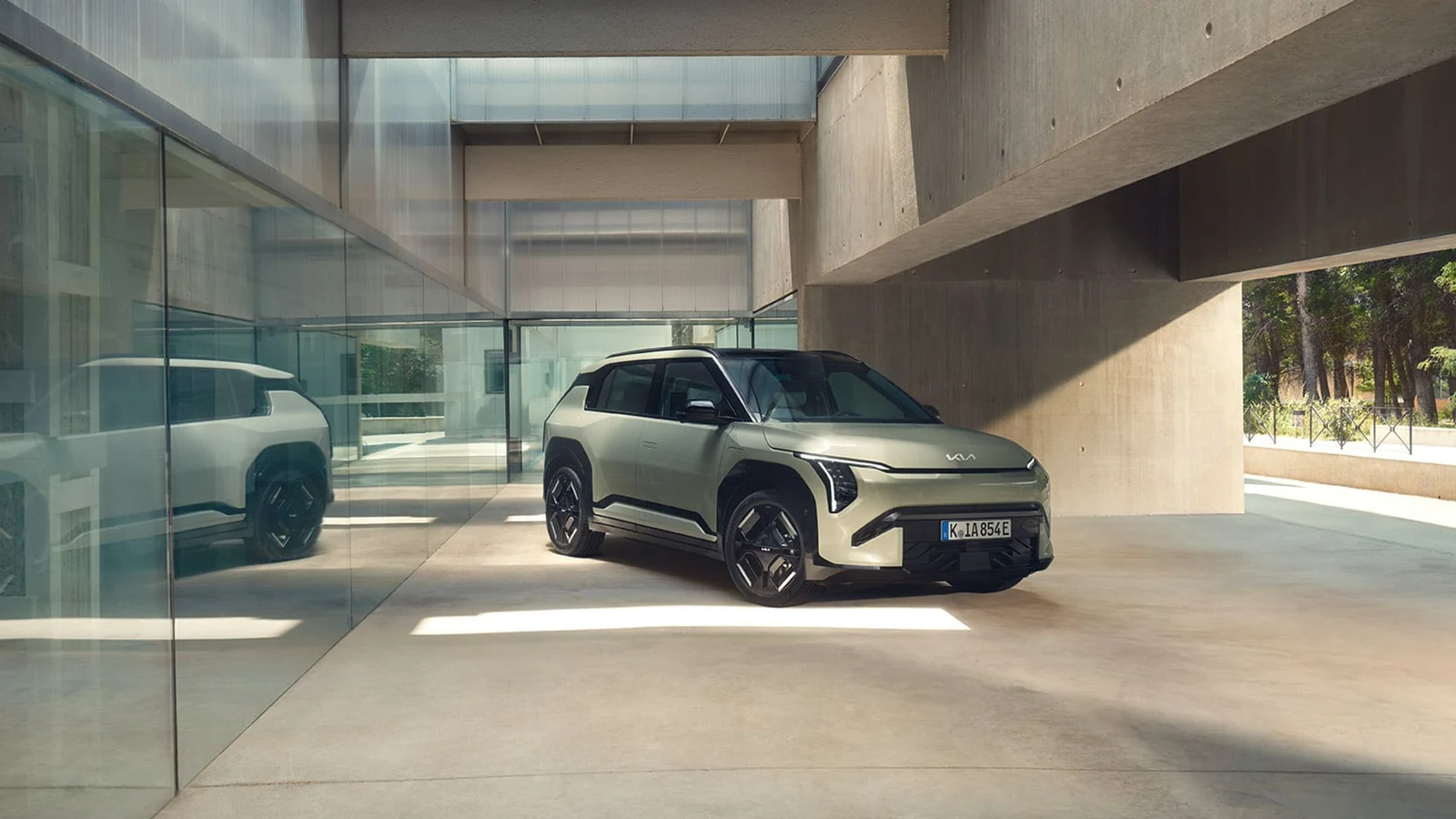 Aventurine Yeşil Kia EV3 ön üç çeyrek görünümü