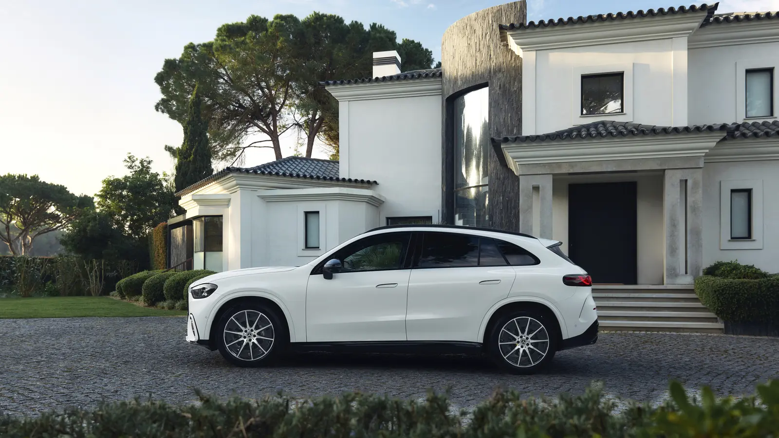 Opalit Beyaz Mercedes-Benz GLC 200 AMG doğal ortamda yan görünümü