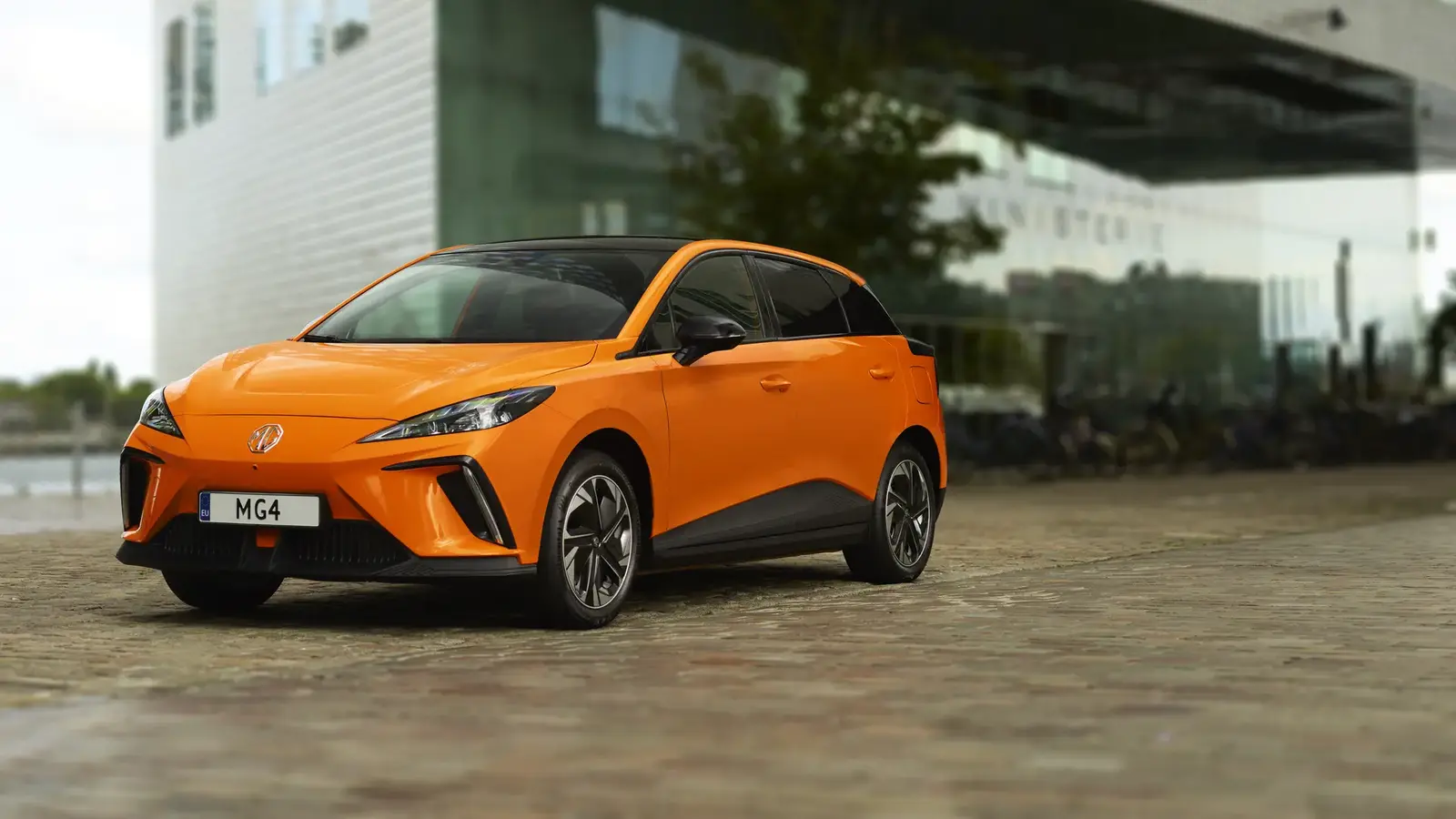 Turuncu MG4 Electric Luxury ön üç çeyrek görünümü