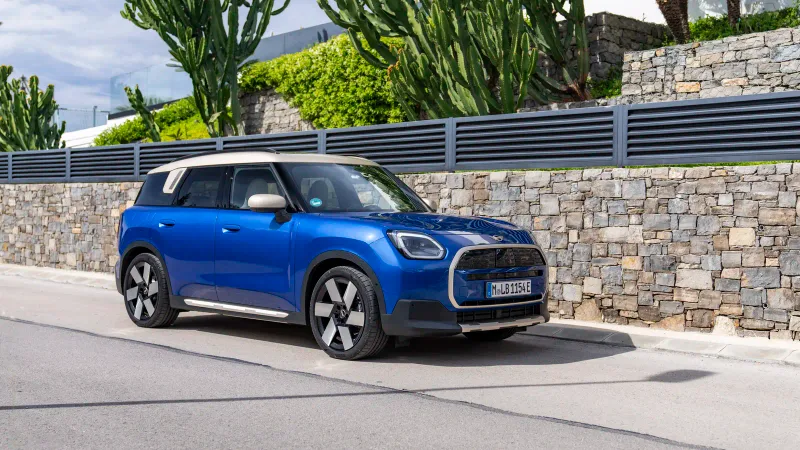 MINI Countryman E ön üç çeyrek görünümü