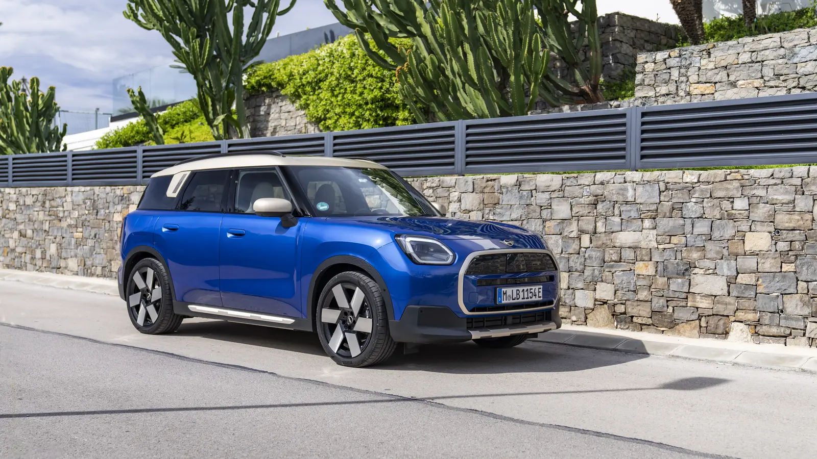 Blazing Blue MINI Countryman E resmî ön üç çeyrek görünümü