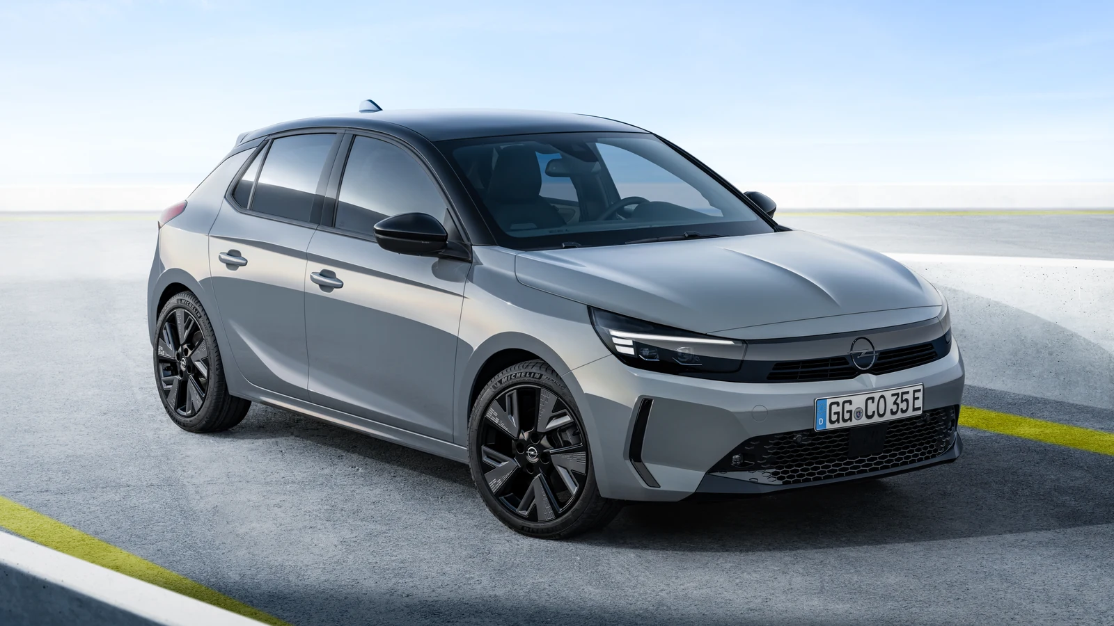 Grafik Gri Opel Corsa Elektrik resmî ön üç çeyrek görünümü