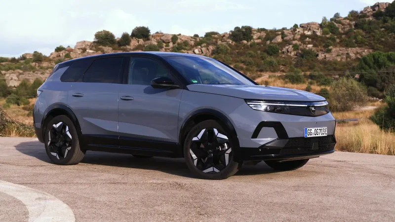 Gri Opel Grandland Elektrik AWD geniş ön yan görünümü